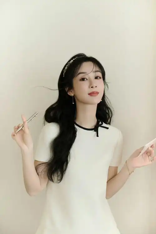 杨紫白裙好优雅##杨紫发箍卷发造型