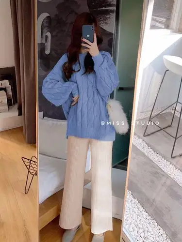 浅蓝毛衣杏色竖条裤