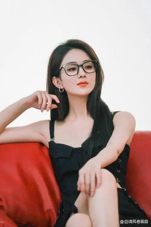 最近,赵丽颖一组黑色吊带搭配黑眼镜的照片在网络上曝光,引起了广大