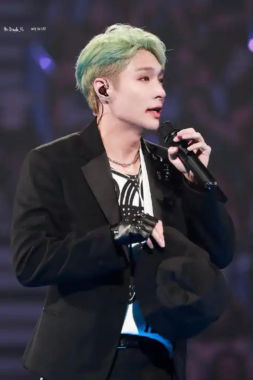 张艺兴绿发贝雷帽造型##张艺兴演唱会##张艺兴演唱会巨型裸眼d