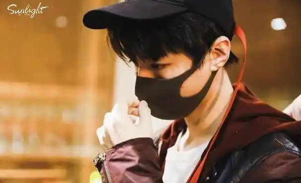 1,王俊凯这款深咖色系的头发,简单的打理成八字刘海短发,简单清爽又不