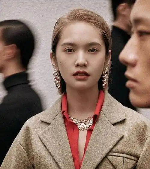 女明星又扎堆剪短发,许佳琪的一刀切,倪妮的复古卷,美得太撩人_发型