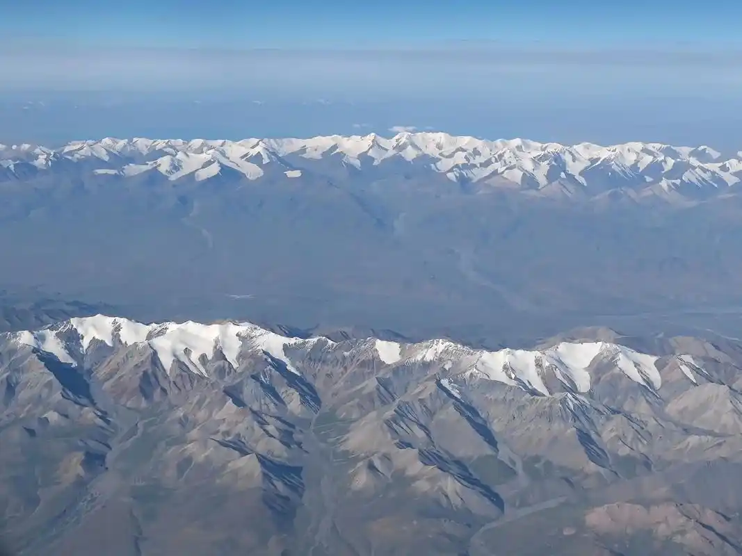 远眺祁连山.祁连山脉,位于中国青海省东北部与甘肃省西部边境, - 抖音