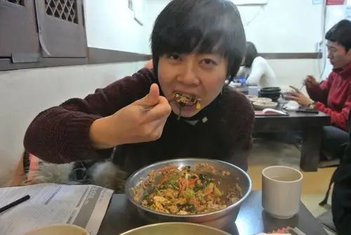 在街边,也是误打误撞进去的,因为见很多韩国本地人去,所以跟着进去了