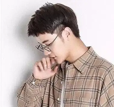 男生戴眼镜脸型小适合什么发型(戴眼镜的男生留什么发型最吸引女生)