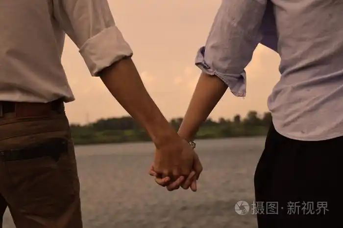 有的夫妇牵手, 而步行