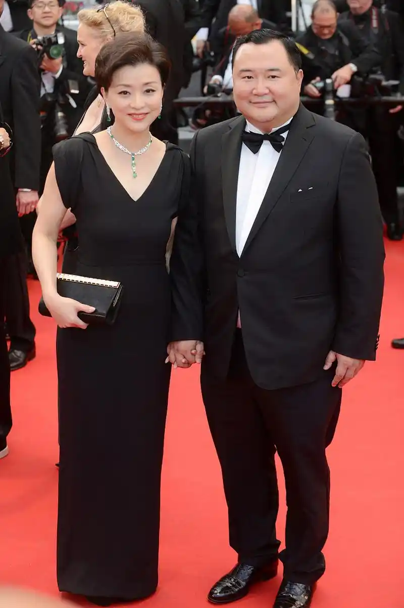 1994年,26岁的杨澜坚决和在银行上班的丈夫张一兵离婚,一转身就嫁给了