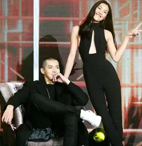 图天天向上刘雯吴亦凡走秀尽显好身材