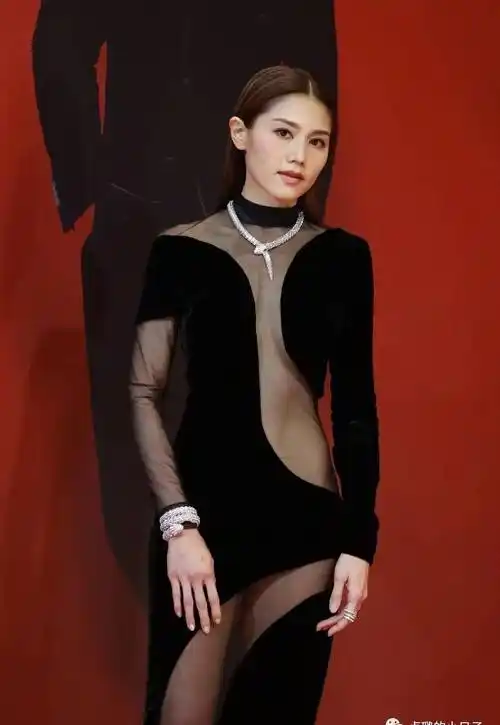 50岁陈慧琳红毯冻龄,秒杀一众时尚女星,姜还是老的辣_黑色_造型_金像