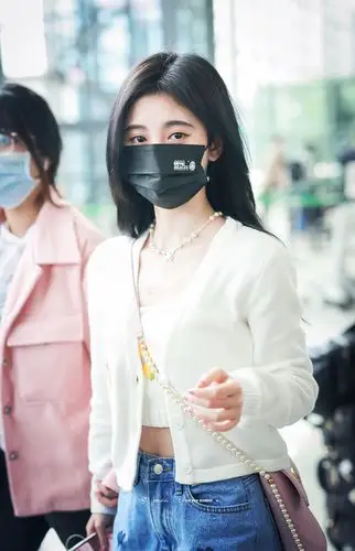 组图鞠婧祎一身清新现身机场穿花朵刺绣抹胸温柔可人