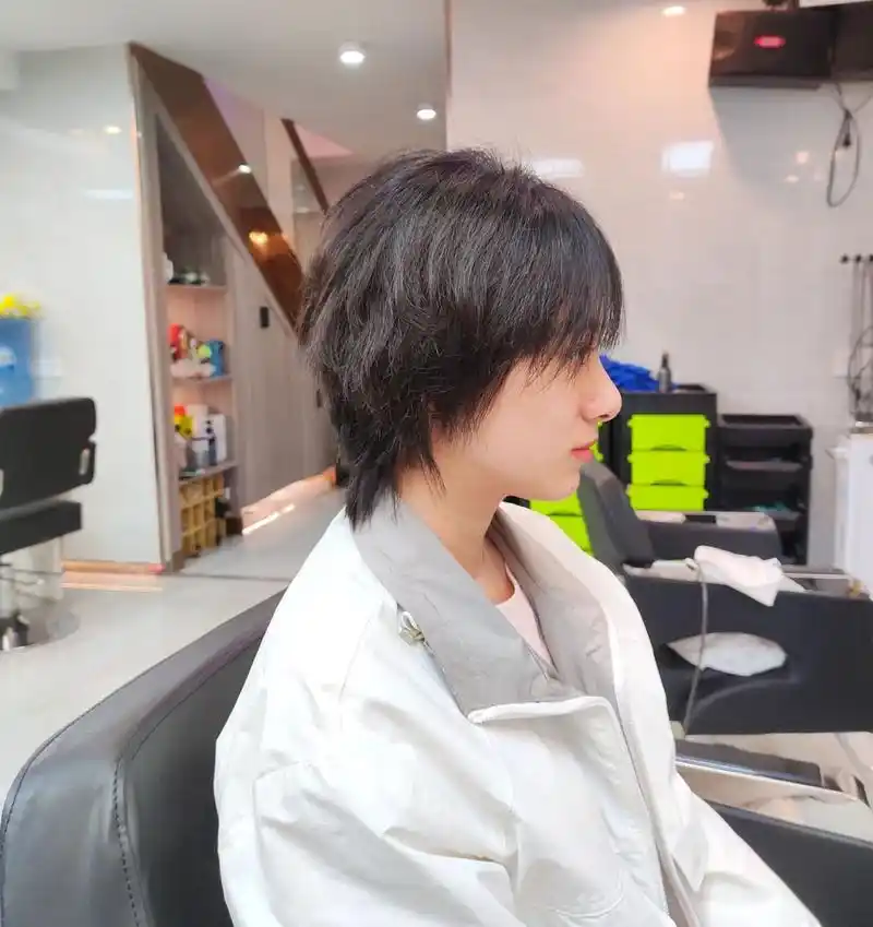 大多数是瘦瘦的女孩子喜欢剪的发型,本身脸小在剪这种短发狼尾,显得又