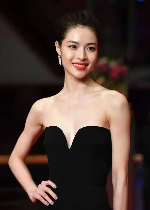 美女钟楚曦不仅光靠性感火辣_表演_舞蹈_人生