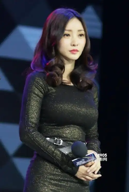 柳岩亮相活动把保守的黑裙塞得满当当这身材真没得挑