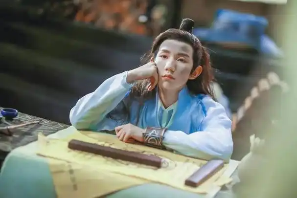 由于身高和外形稚嫩的问题,王源能选择的剧本很少,因此重心还是放在