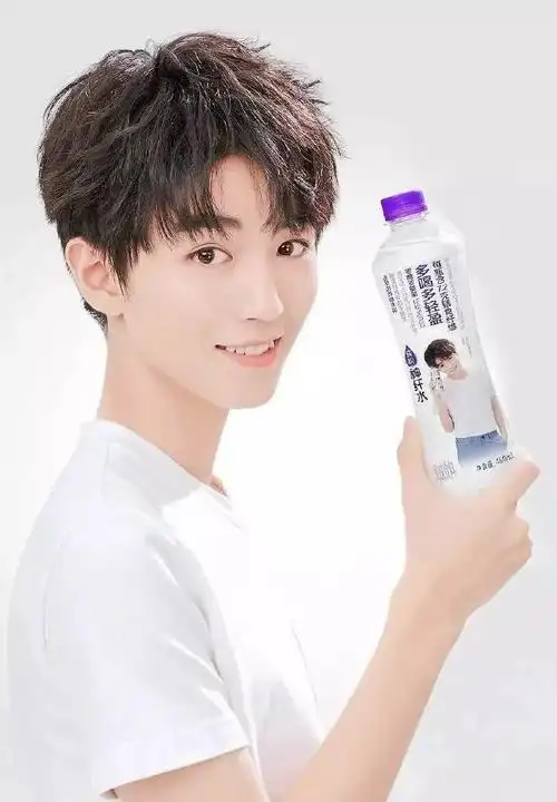 在王俊凯有了新代言的饮用水之后,粉丝不但自己去买,还把这些饮用水