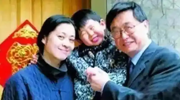 当虎子年满一岁时,倪萍携他前往医院接受体检.