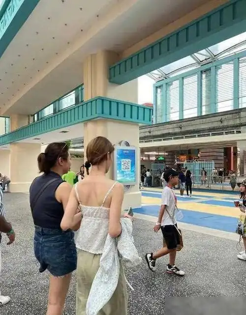 网友国外偶遇金晨路人合照这吊带也就她敢穿