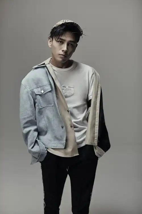 洪尧曝质感写真冷峻帅气时尚感爆棚