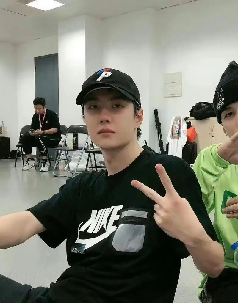 王一博坐过山车比耶# 王一博,1977年出生于河南洛阳,中国内地男言员