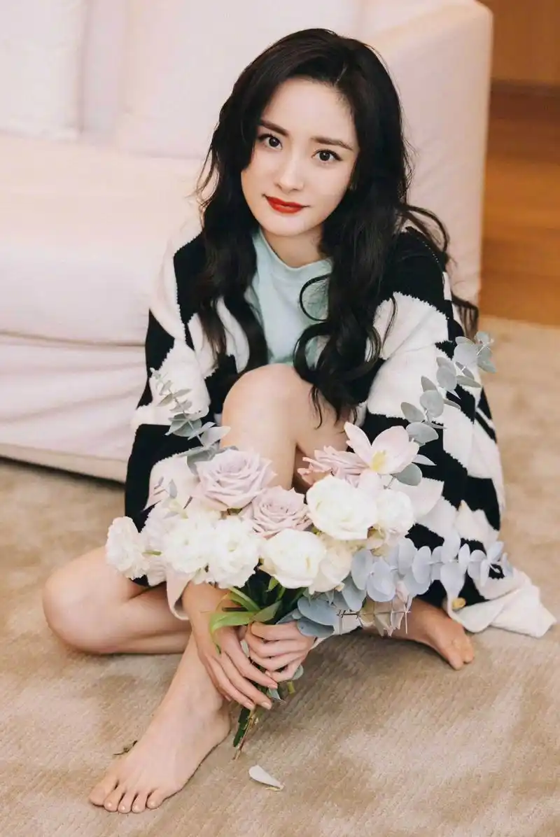 养眼美女# #美腿玉足# 杨幂穿鲜花图案超短裙 秀美腿玉足真是极品