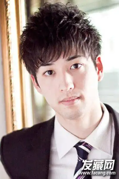 男生齐刘海短发发型 时尚潮男范尽显