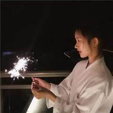 唯美意境夜晚放烟花头像图片