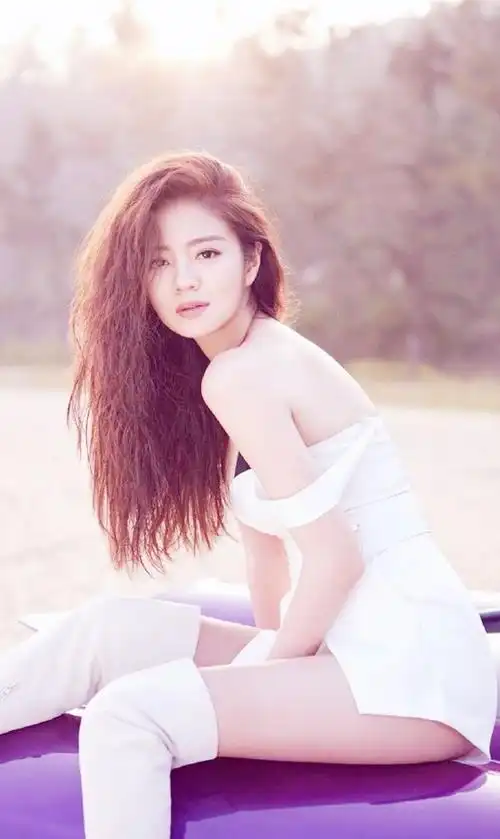 安以轩性感写真身着v领低胸豹纹装的她就像个女王媚态尽显