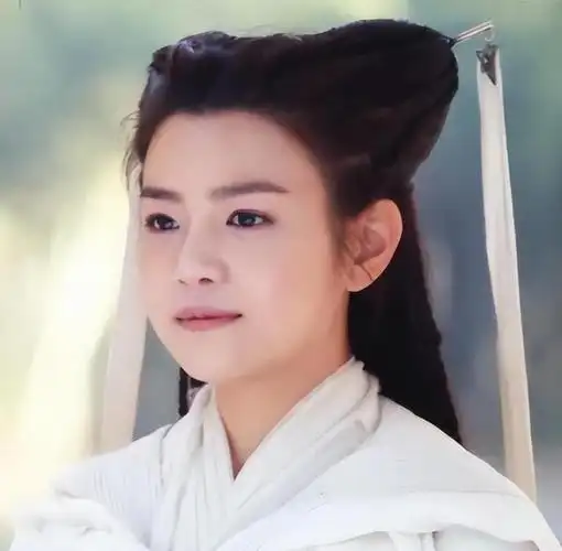 讲真如果于正有央视的一半审美或许陈妍希就不会被骂成小笼包