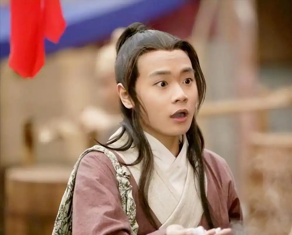 从童星到实力派演员 曹骏是一位著名的童星,曾经凭借着电视剧《真命小