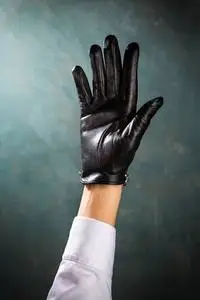 冬季皮手套女性手戴漂亮的皮手套照片