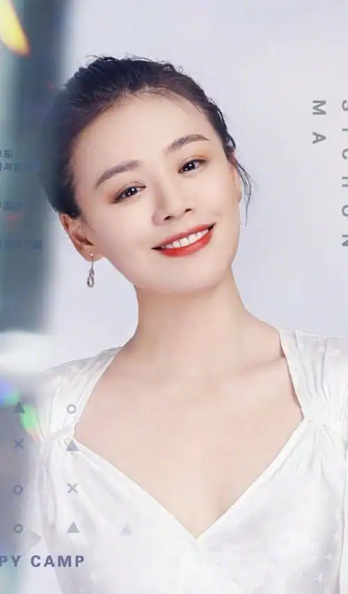 马思纯扎丸子头搭配白色v领连衣裙露锁骨长腿大秀好身材