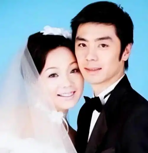 回顾邹伟与闫妮离婚19年,他再婚生子获幸福,她情路坎坷至今未婚