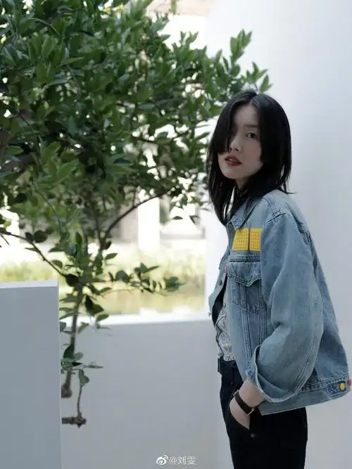 刘雯穿牛仔外套搭配碎花吊带 酷中带甜