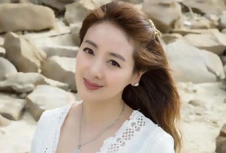 原创39岁小李琳近照,隐瞒了5年的二婚老公,原来是我们熟悉的他
