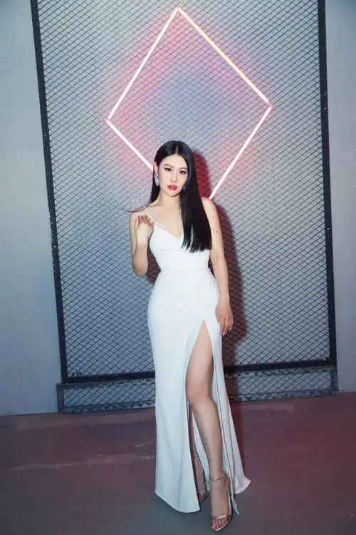 无可挑剔的一流唱功,在国内屈指可数的顶级唱将,却爆火不起来?_袁娅维