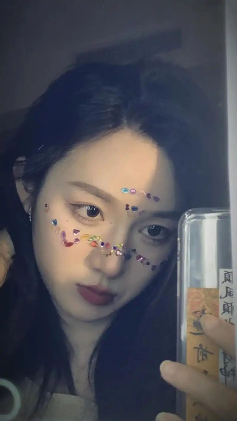 把ins特效贴脸上93氛围感居家自拍.腮红配上小贴钻真的氛围 - 抖音