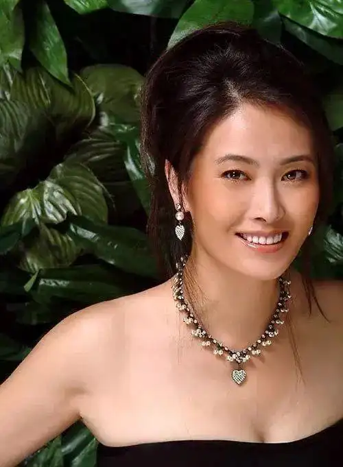 50岁贾妮婚姻坎坷,嫁给初恋的朋友,如今一家人很幸福