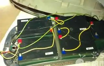 红的是正极,接第一块电池的正极;黑线为负,接第五块电池的负极.