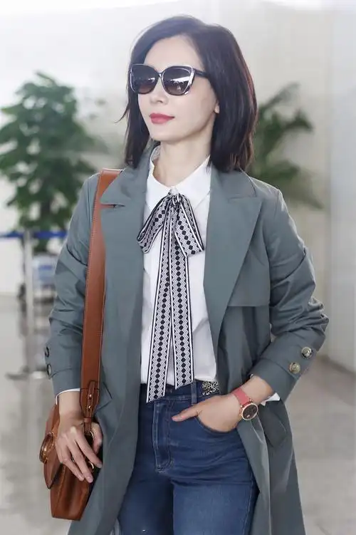 41岁陈数又穿风衣,只是换件衬衫搭牛仔裤就更有范,最少减龄10岁