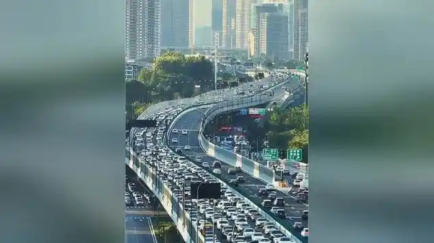 杭州周末晚高峰秋石高架出城方向堵到没朋友|架空道路|航拍展示|夜景