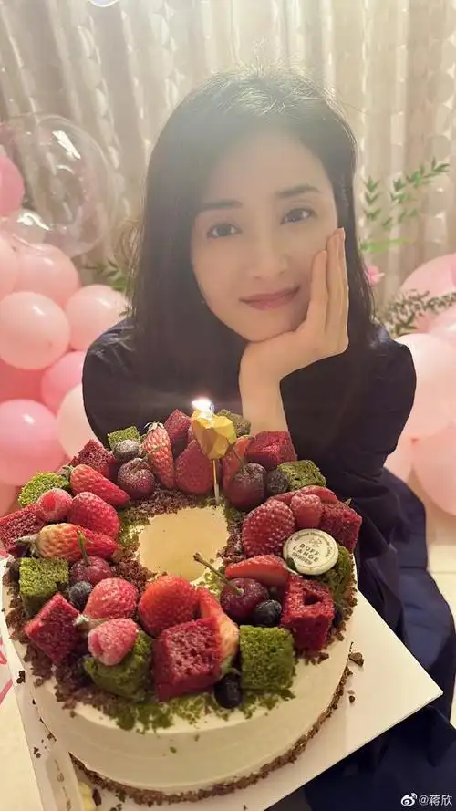 40岁蒋欣晒生日现场照穿束腰黑裙越来越瘦脚背青筋超明显