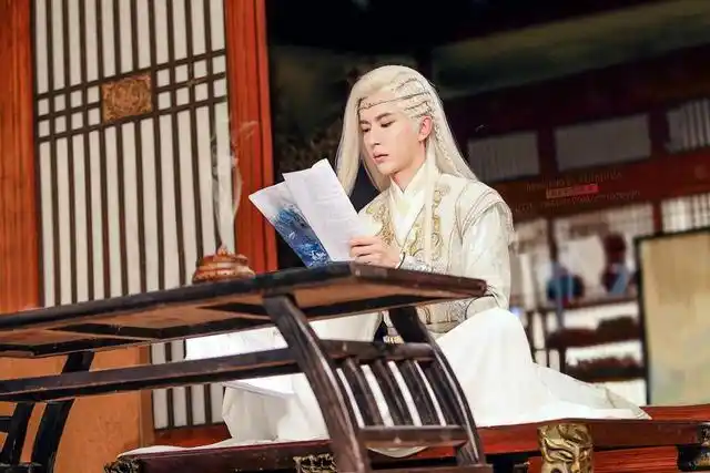 于朦胧一袭白衣仙气飘飘,这样的小哥哥谁看了不喜欢呢