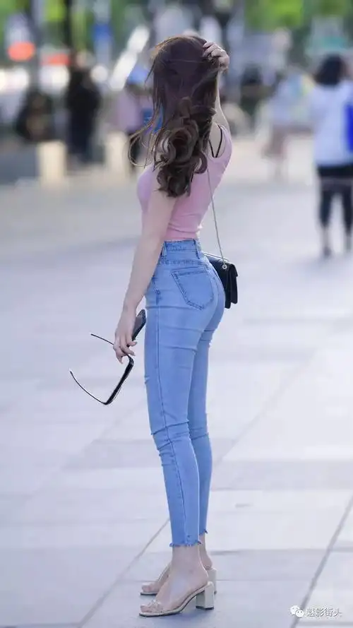 时尚的姑娘穿简约大方的牛仔裤展现潇洒利落又不失女人味的一面