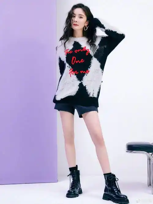 杨幂穿v领白裙小秀纤腰 对镜甜笑锁骨迷人