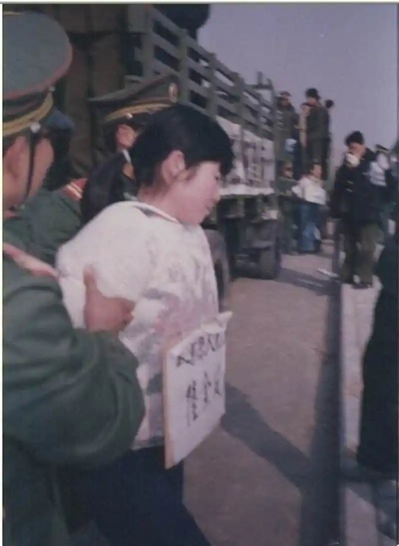 90年代,杀人犯陆金凤被执行枪决的时候,留下的一张照片.