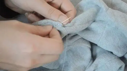 衣服开线了怎麼办?老裁缝教我无痕缝法,非常实用,缝完不留痕迹