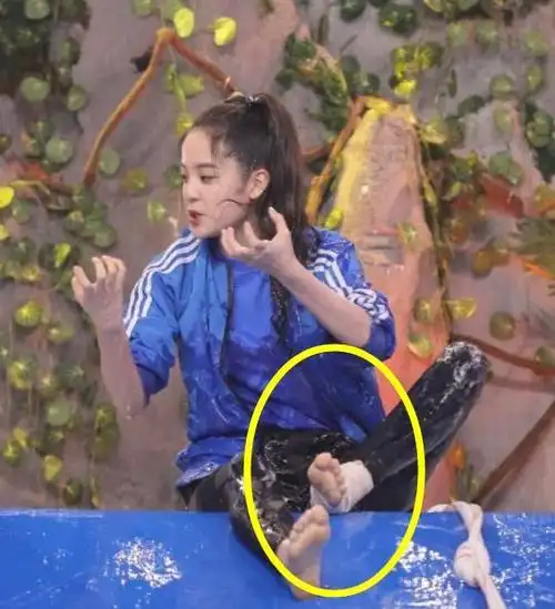 欧阳娜娜脱鞋玩"水滑梯",看到她的白袜子,网友:没洗过吗?