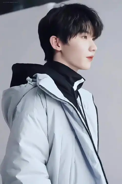 马嘉祺我们的歌高领毛衣侧颜剧照##马嘉祺我们的歌黑西装剧照