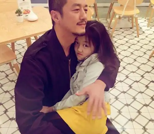 王菲女儿李嫣与唇腭裂孩子玩耍,嘴上疤痕明显,身上包包仅值百元