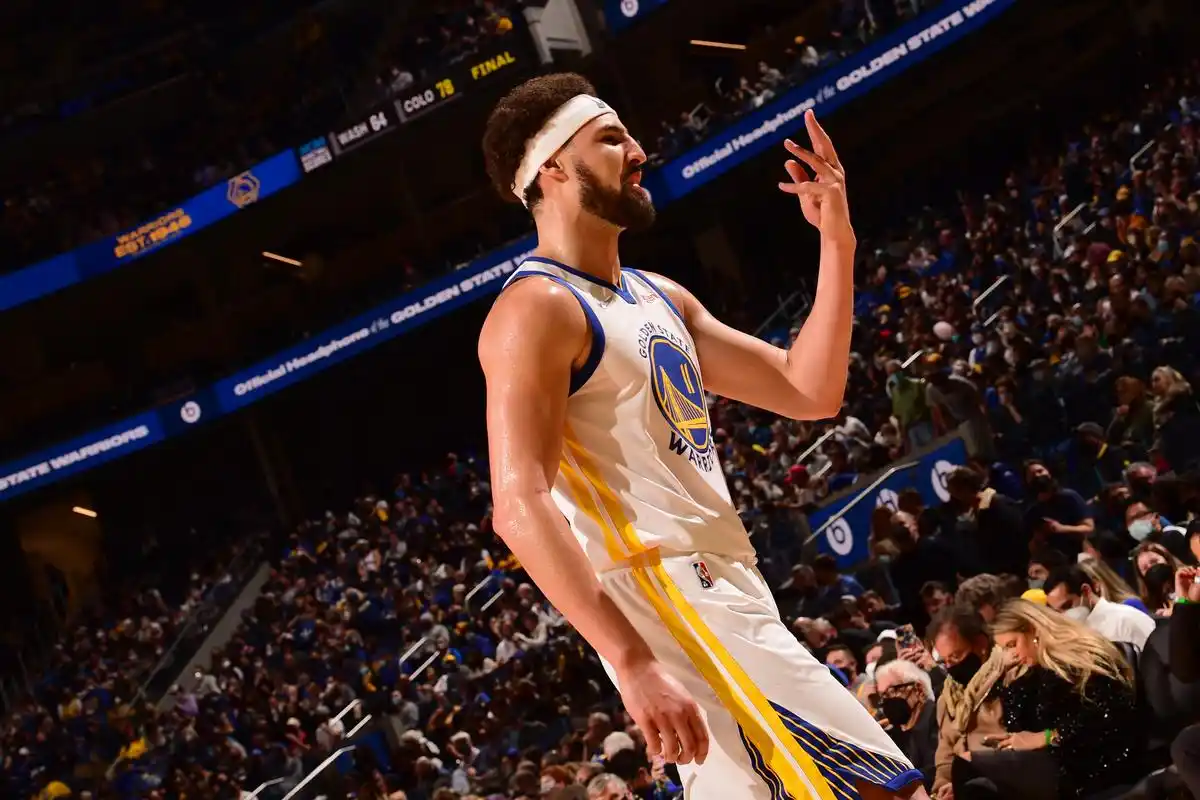 "水花兄弟"合体!克莱·汤普森时隔两年半复出,首秀17分_运动家_澎湃新